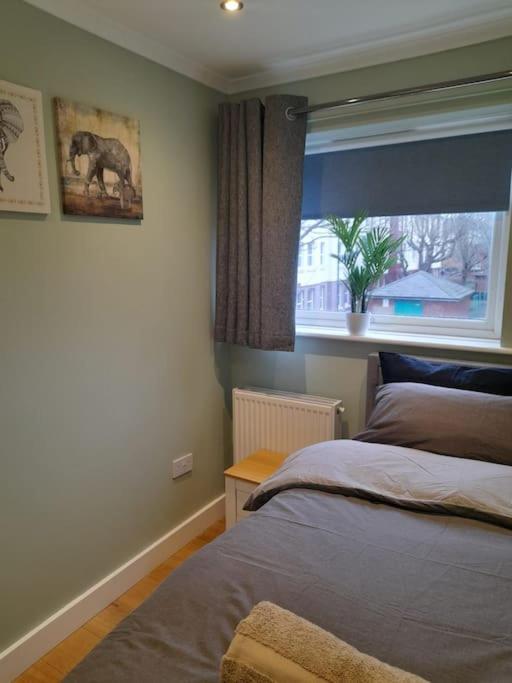2 Bed Apartment, Near St Park, Free Parking Apartment *