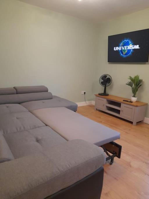 2 Bed Apartment, Near St Park, Free Parking
