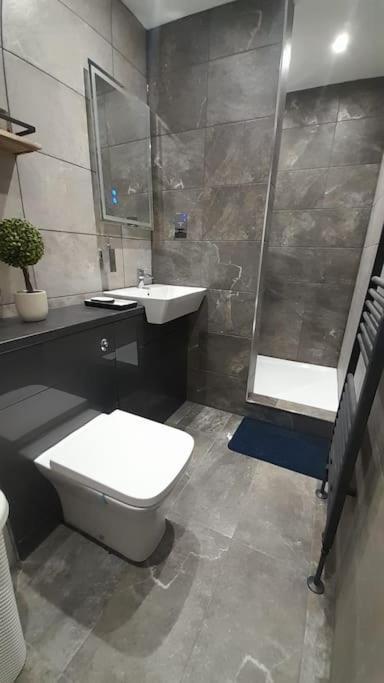 2 Bed Apartment, Near St Park, Free Parking * Newcastle upon Tyne