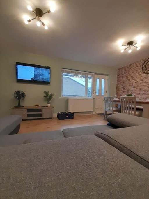 2 Bed Apartment, Near St Park, Free Parking