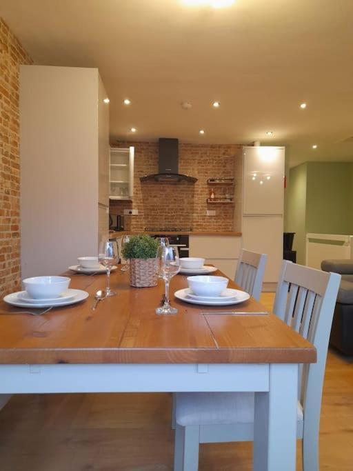 2 Bed Apartment, Near St Park, Free Parking