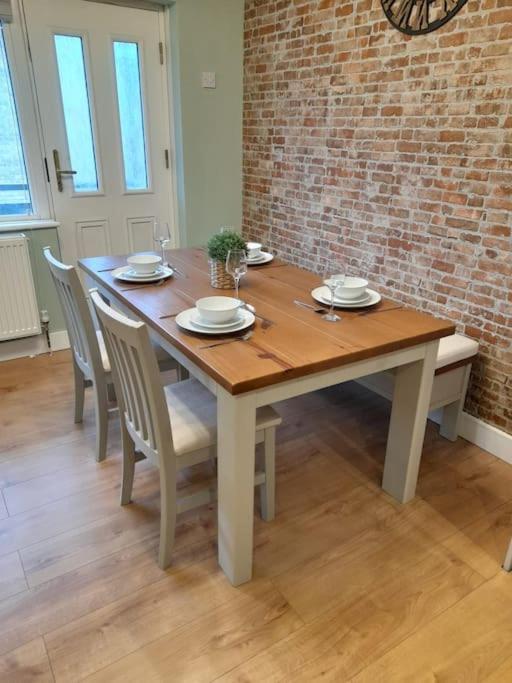 2 Bed Apartment, Near St Park, Free Parking *