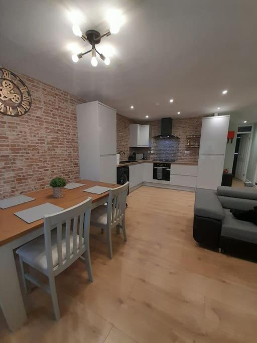 Apartment 2 Bed Apartment, Near St Park, Free Parking *