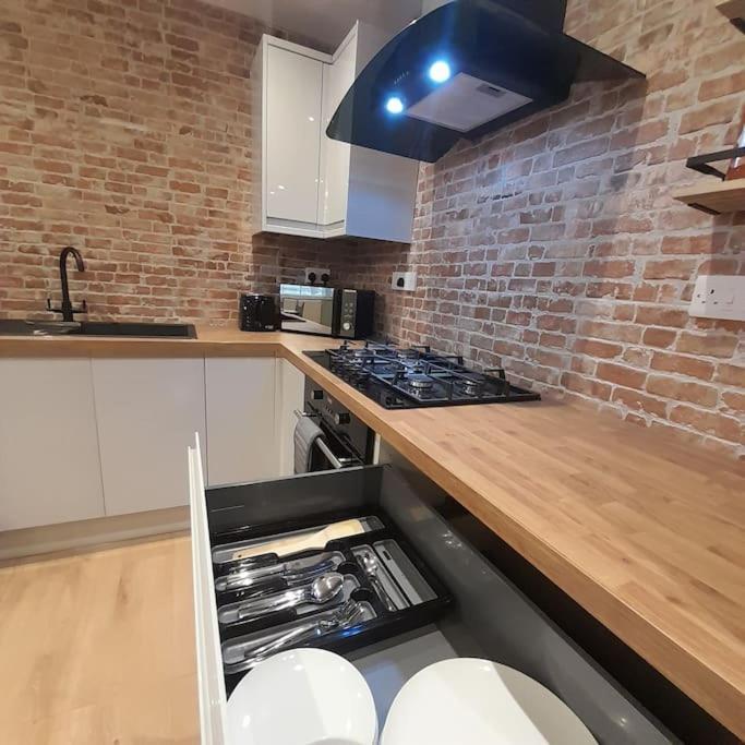 2 Bed Apartment, Near St Park, Free Parking Apartment