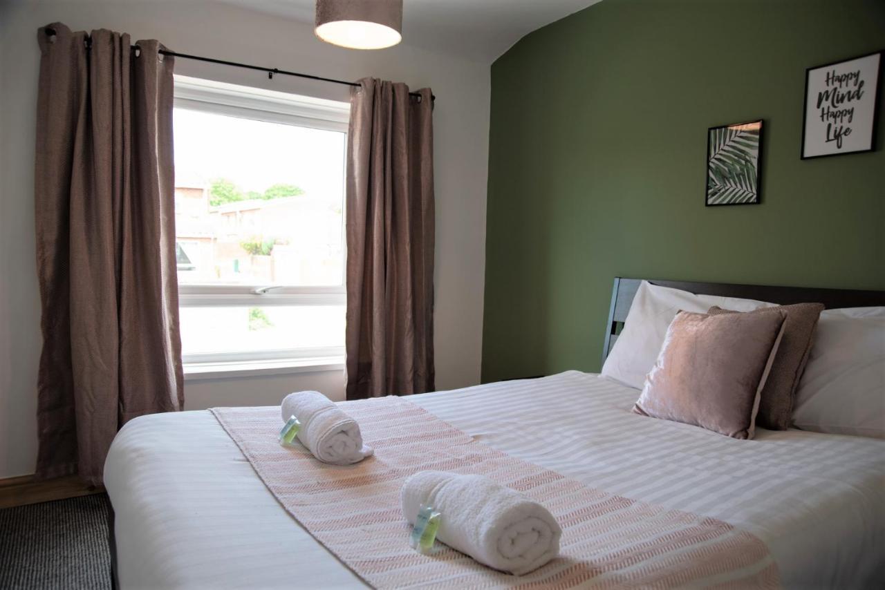 Cottenham - Centre With Free Private Parking 2 Toilets 4 Bedroom Sleeps 8 Holiday home Newcastle upon Tyne