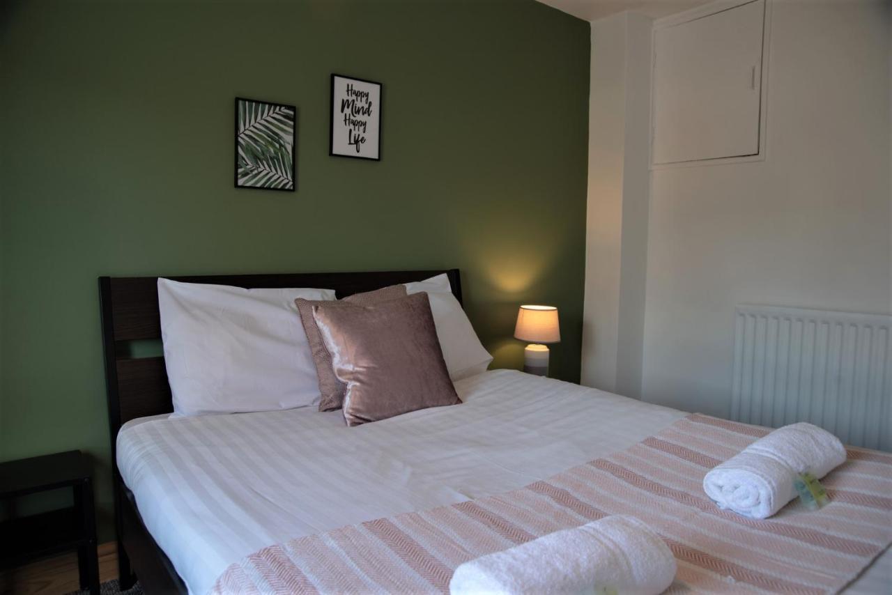 Cottenham - Centre With Free Private Parking 2 Toilets 4 Bedroom Sleeps 8 Newcastle upon Tyne