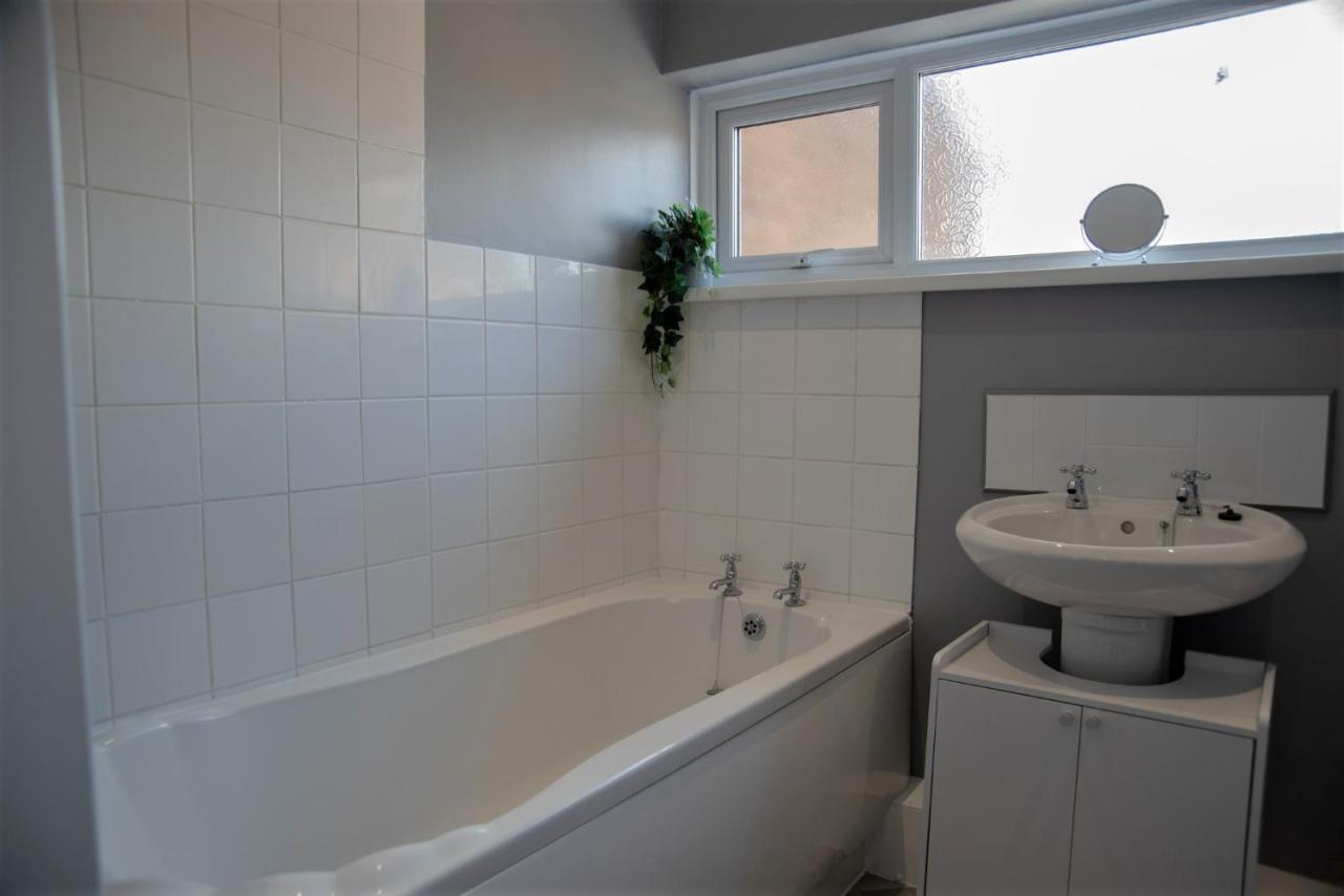 Holiday home Cottenham - Centre With Free Private Parking 2 Toilets 4 Bedroom Sleeps 8 *