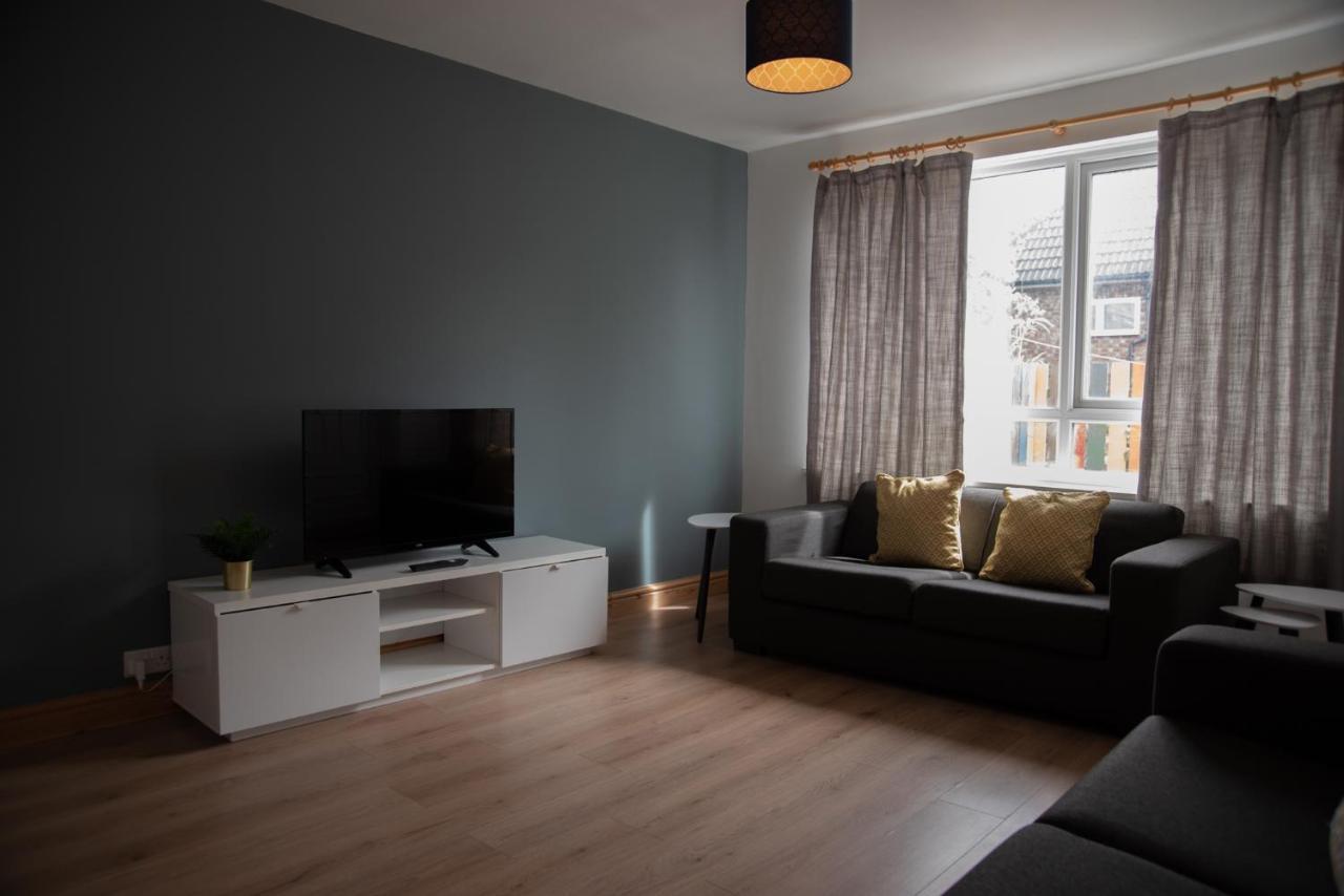 Cottenham - Centre With Free Private Parking 2 Toilets 4 Bedroom Sleeps 8 *