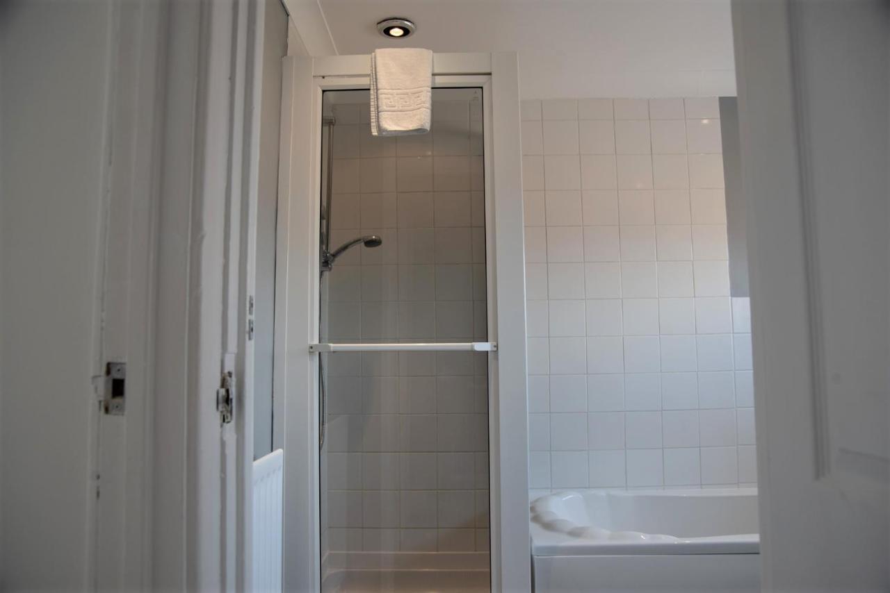 Cottenham - Centre With Free Private Parking 2 Toilets 4 Bedroom Sleeps 8