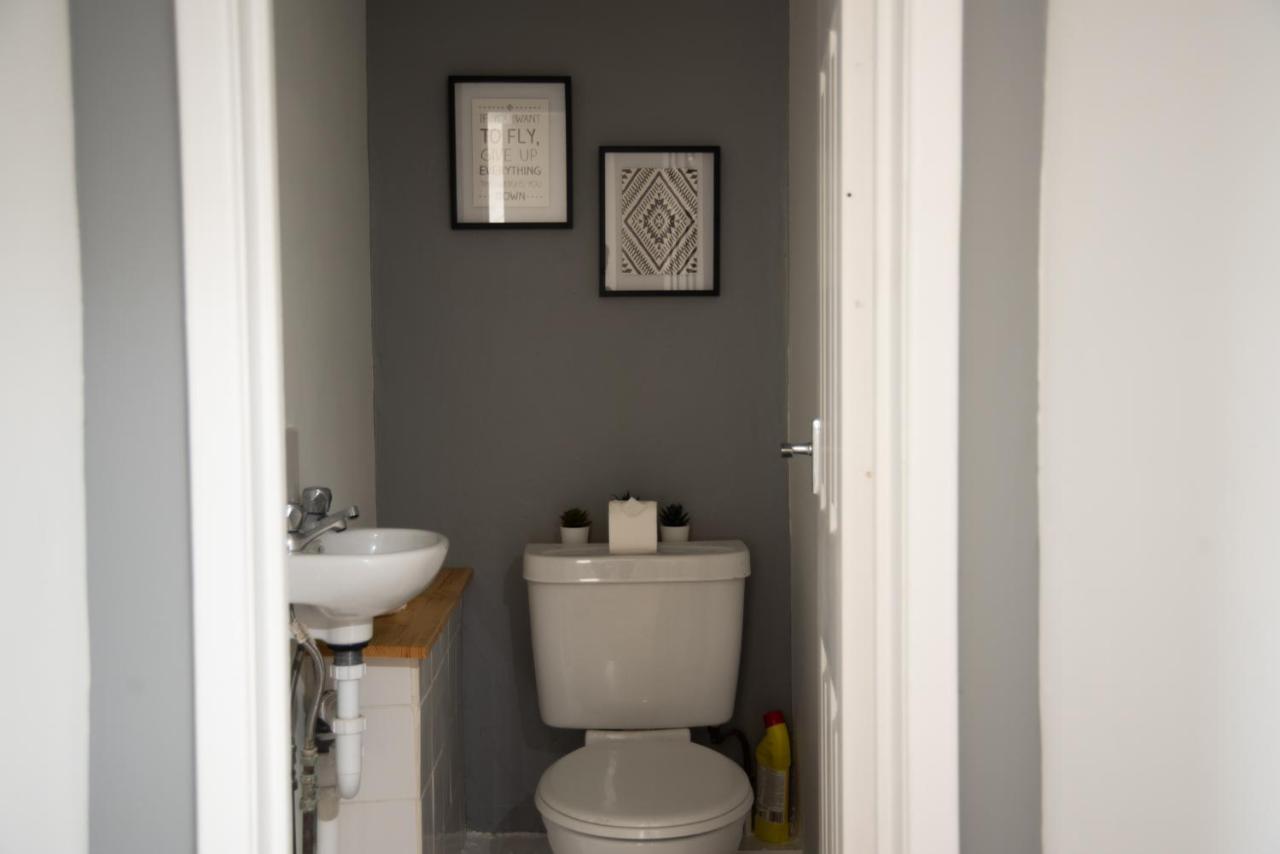Cottenham - Centre With Free Private Parking 2 Toilets 4 Bedroom Sleeps 8 Holiday home Newcastle upon Tyne