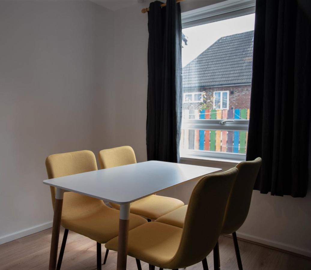 Holiday home Cottenham - Centre With Free Private Parking 2 Toilets 4 Bedroom Sleeps 8
