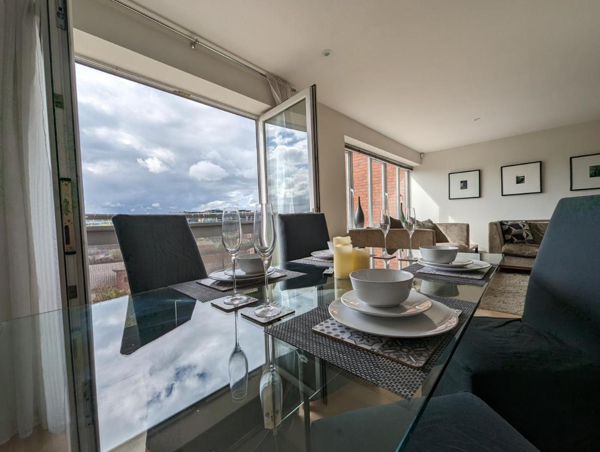 Quayside With Riverside Views & Parking * Newcastle upon Tyne