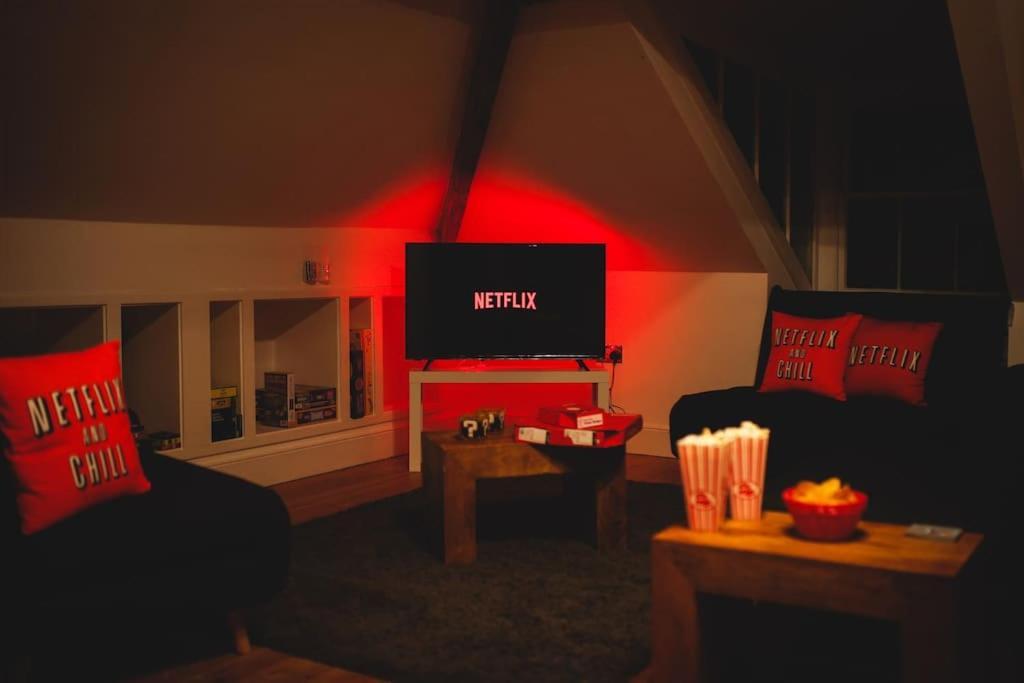 Games And Movies Lounge 7 Bed Centre * Newcastle upon Tyne