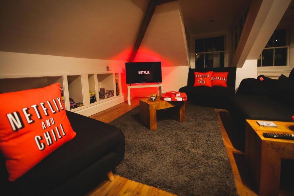 Games And Movies Lounge 7 Bed Centre Apartment