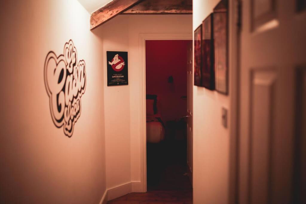 Games And Movies Lounge 7 Bed Centre Apartment