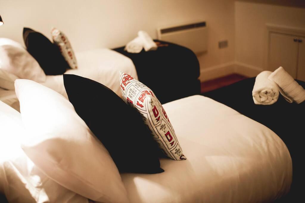 Games And Movies Lounge 7 Bed Centre * Newcastle upon Tyne