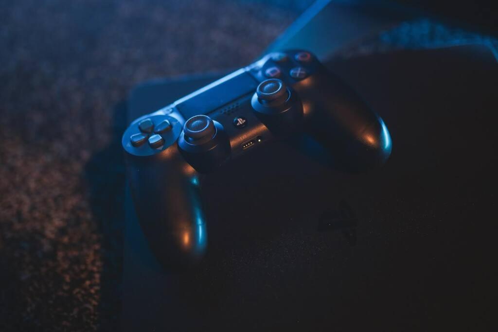 Games And Movies Lounge 7 Bed Centre Apartment *