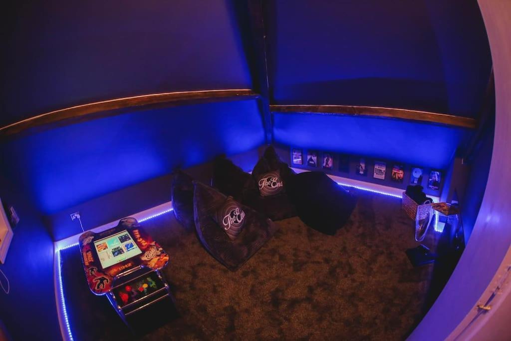 Apartment Games And Movies Lounge 7 Bed Centre *