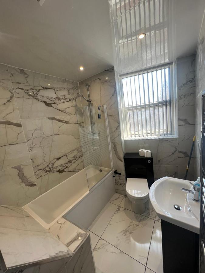 West 3 Bedroom Large & Modern Apartment *
