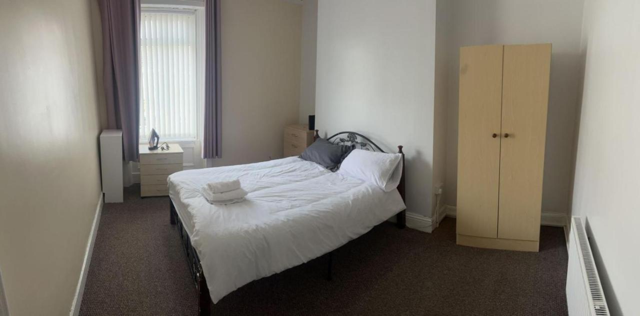Arthurs Hill Newcastle, Free Parking Fully Equipped Kitchen 4 Bedrooms, Near Centre Apartment