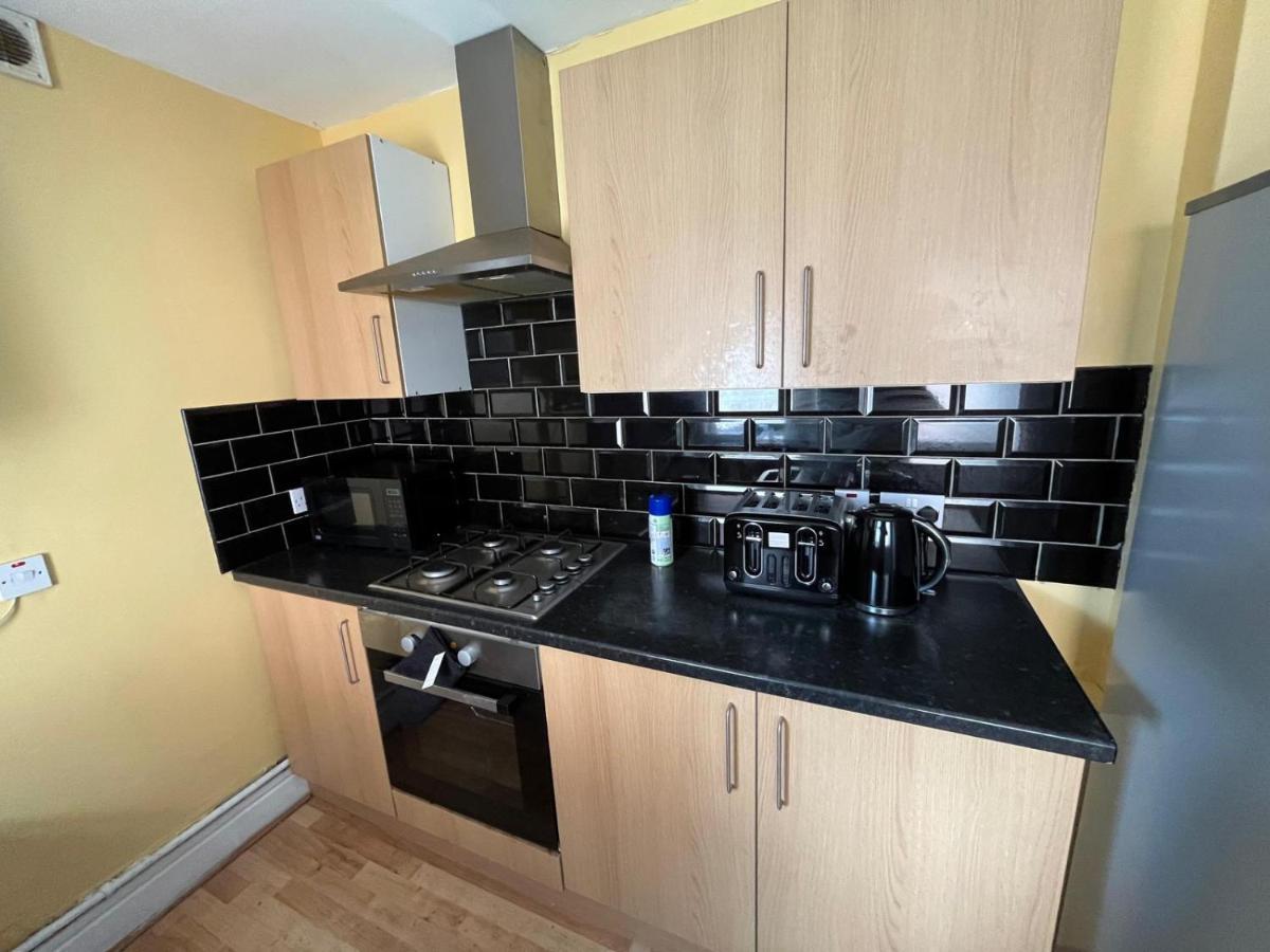 Arthurs Hill Newcastle, Free Parking Fully Equipped Kitchen 4 Bedrooms, Near Centre Apartment *