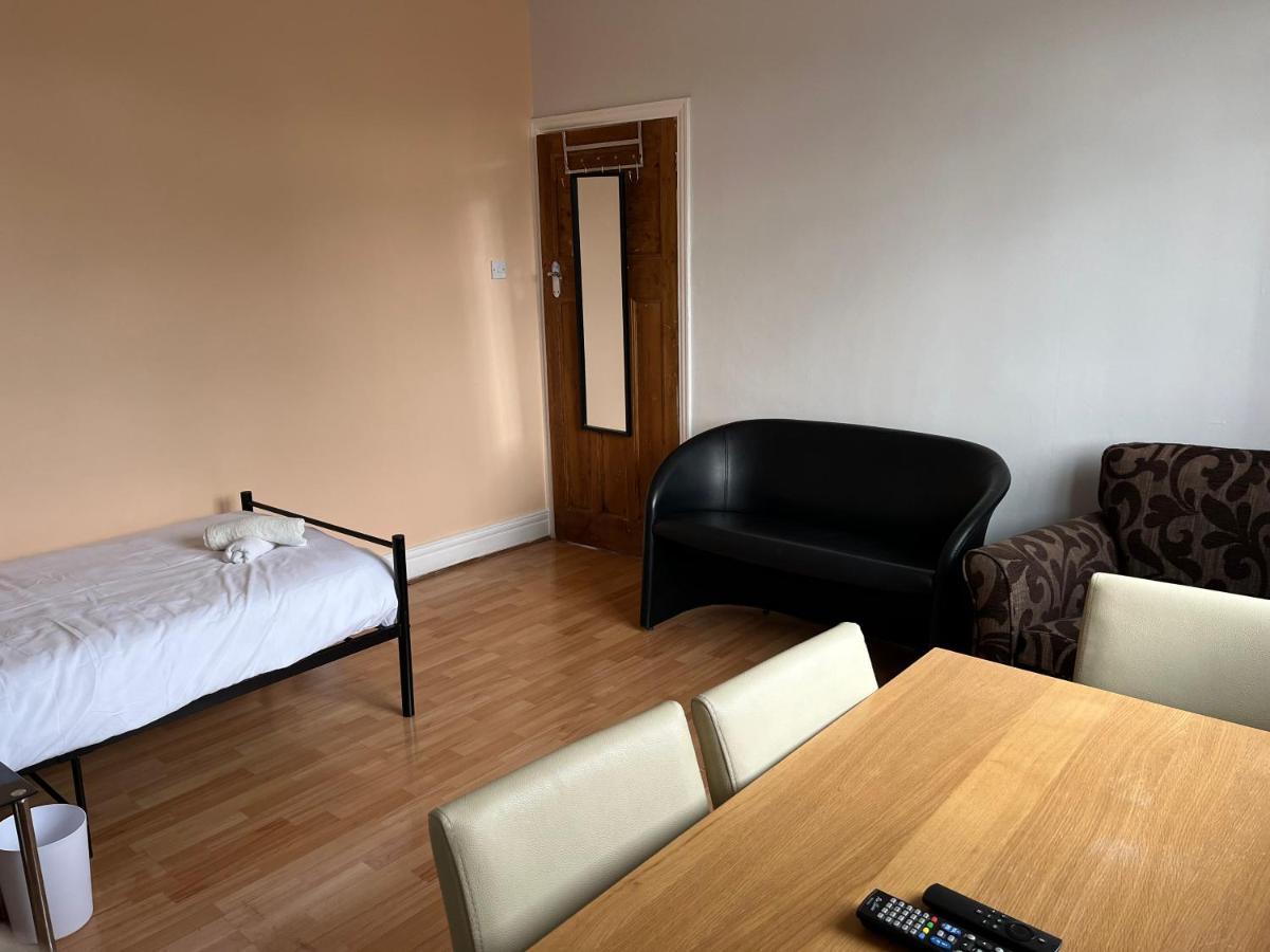 2 Bedroom Apartment, 5 Minutes From Centre Apartment *
