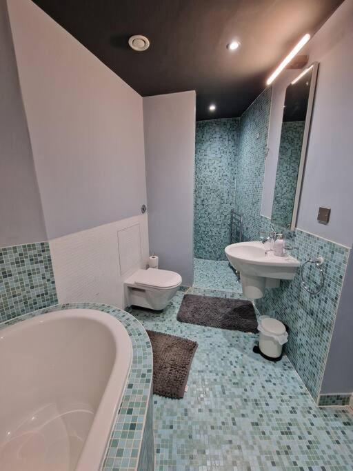 Luxury Apartment, Sleeps 8 Apartment *