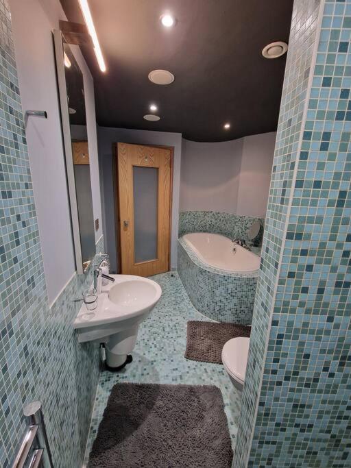 Luxury Apartment, Sleeps 8 Apartment