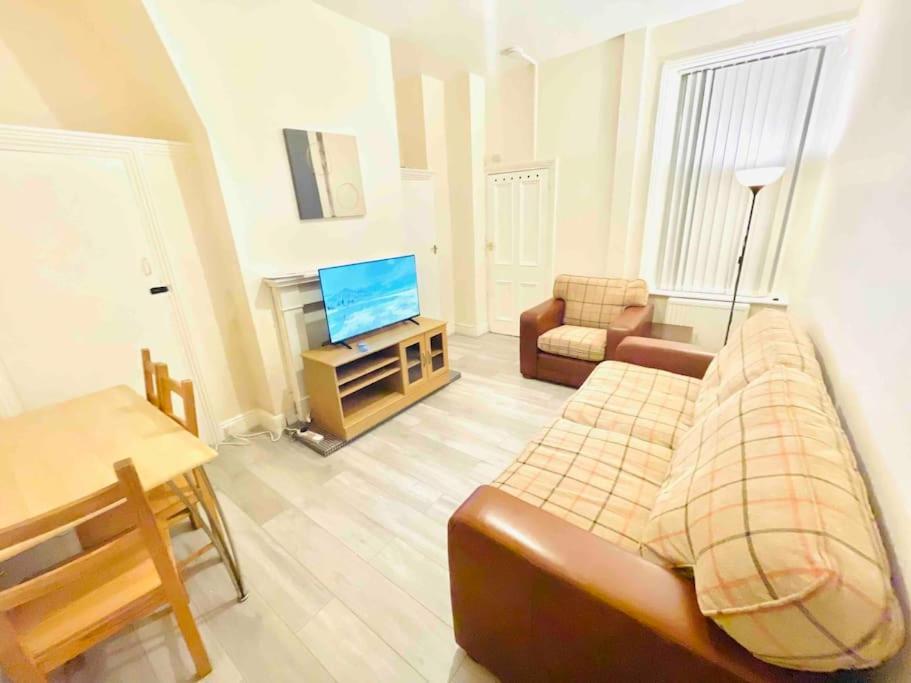 Spacious 2 Bedroom Apartment *