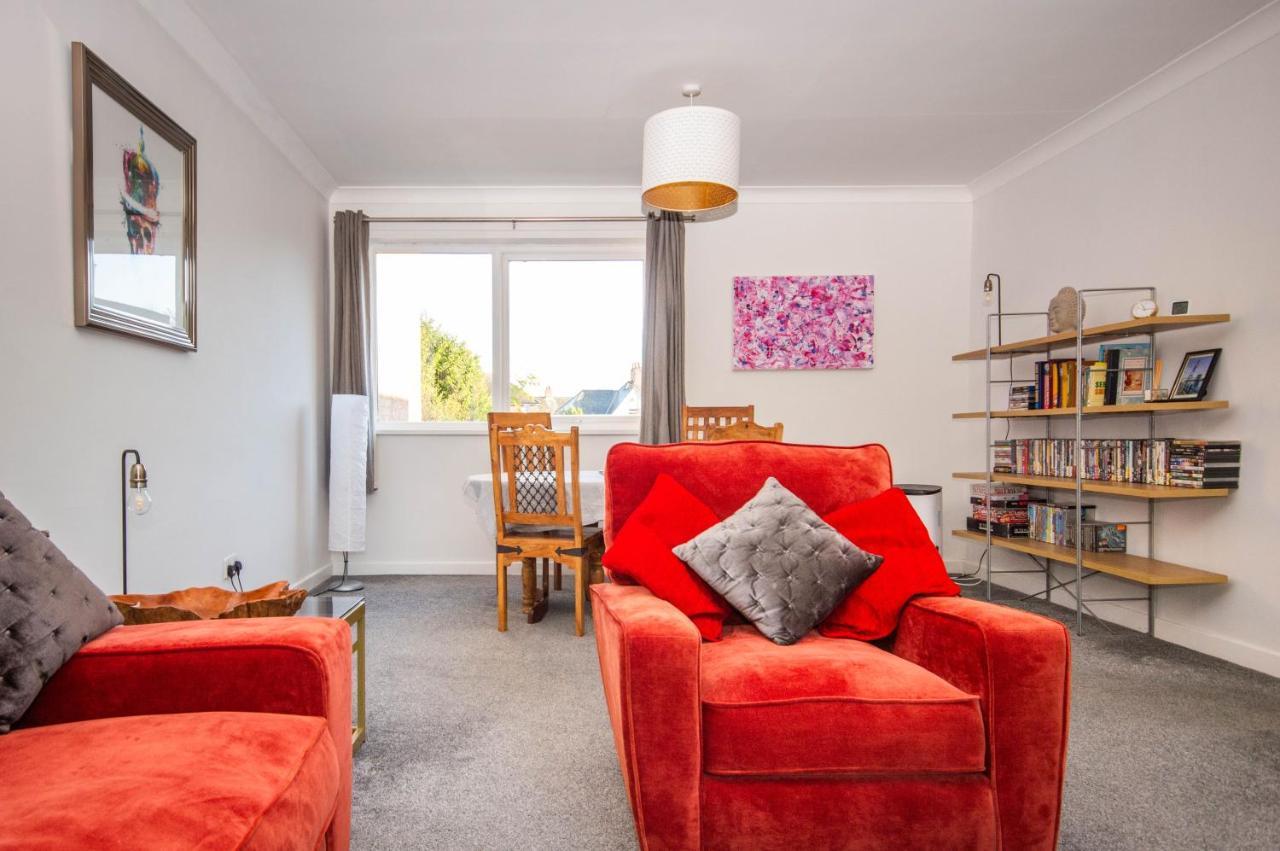 2 Bed Spacious, Light & Quiet Flat, Free Parking Apartment *