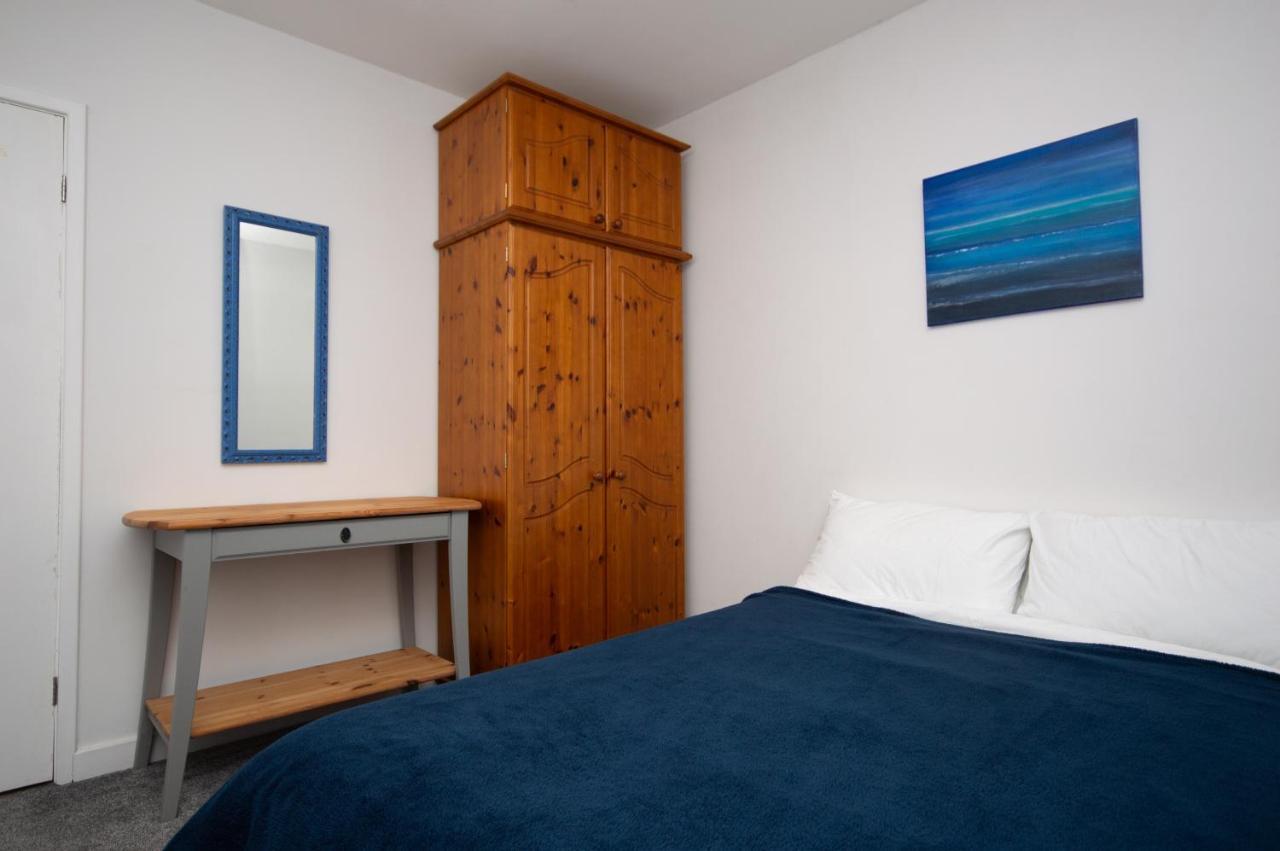 2 Bed Spacious, Light & Quiet Flat, Free Parking *