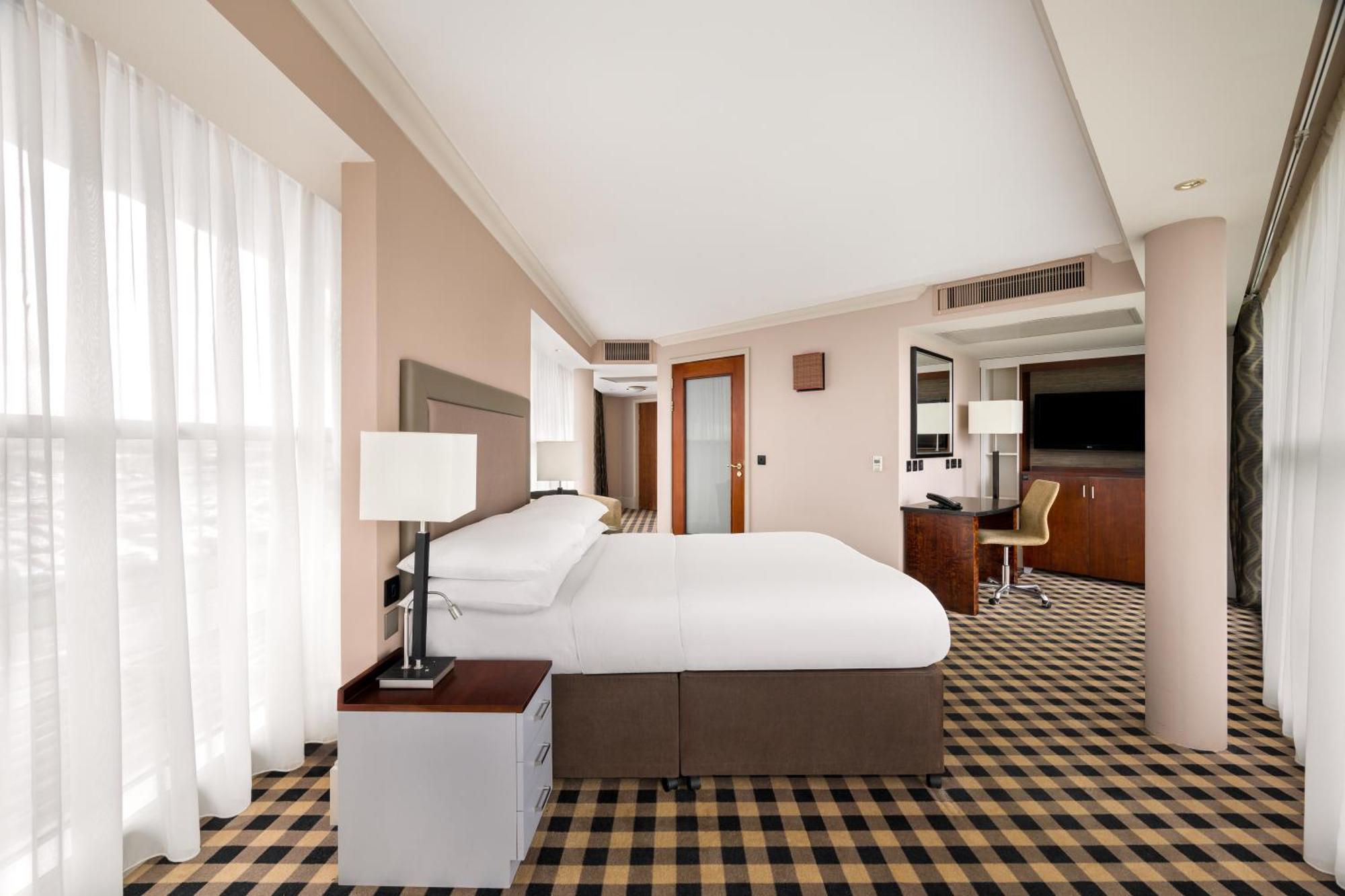 Hotel Doubletree By Hilton International Airport 4*