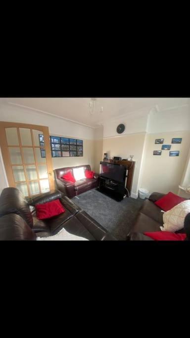 2 Bed Full House With Private Summer Garden Apartment *