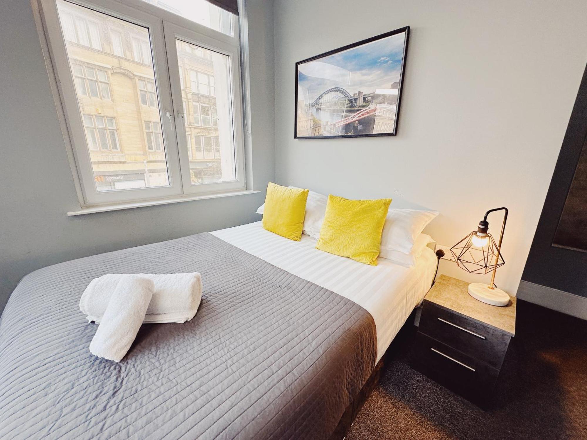 3 Bedroom In The Heart Of - Modern - Sleeps 6 Apartment *