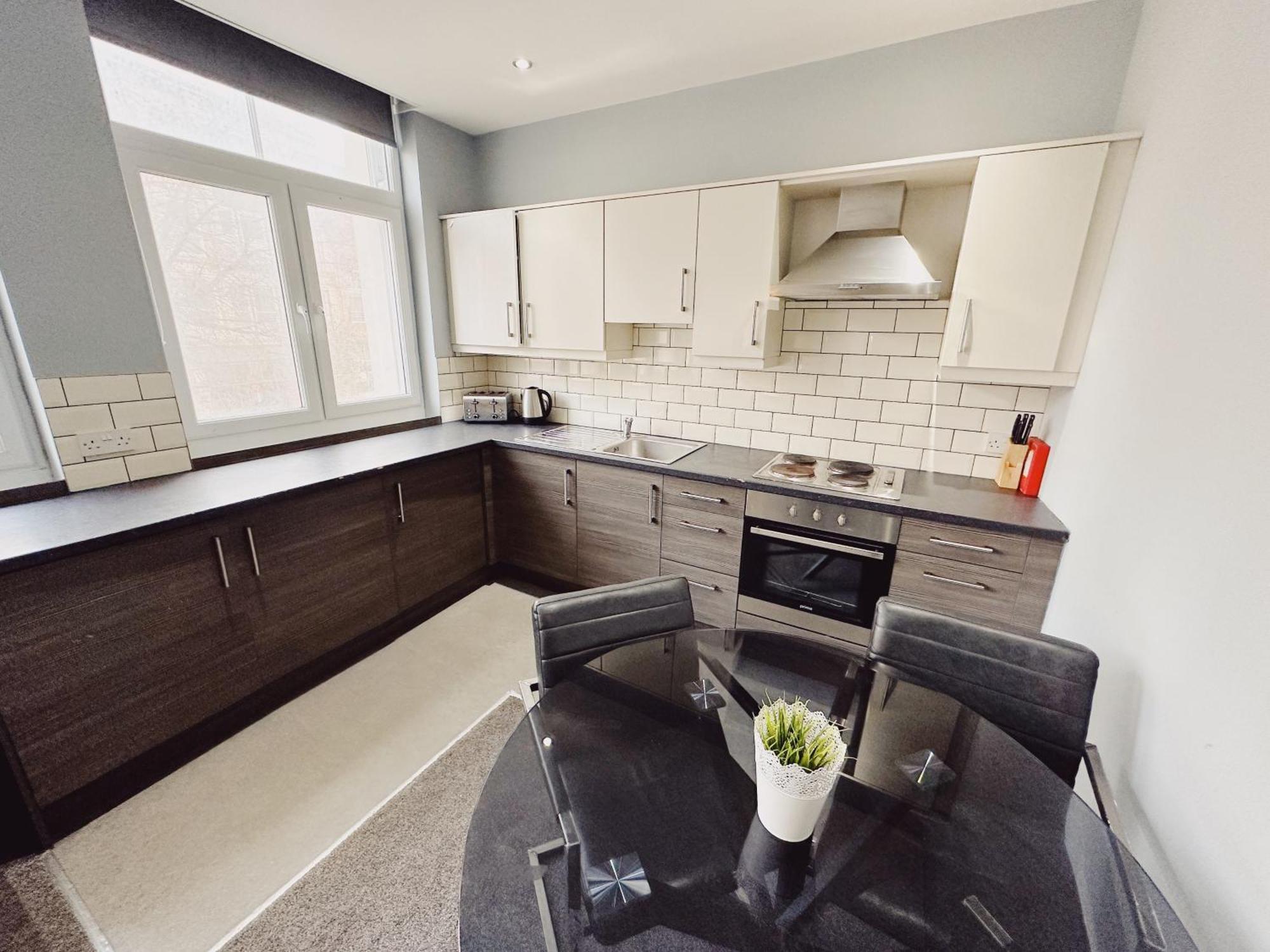 3 Bedroom In The Heart Of - Modern - Sleeps 6