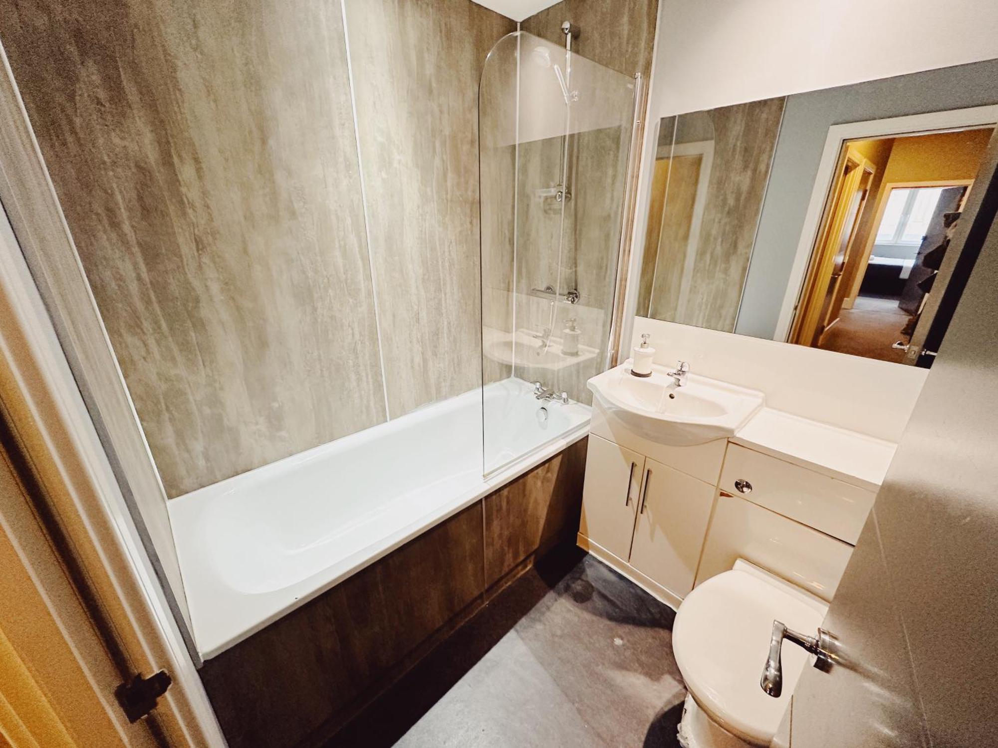 Apartment 3 Bedroom In The Heart Of - Modern - Sleeps 6