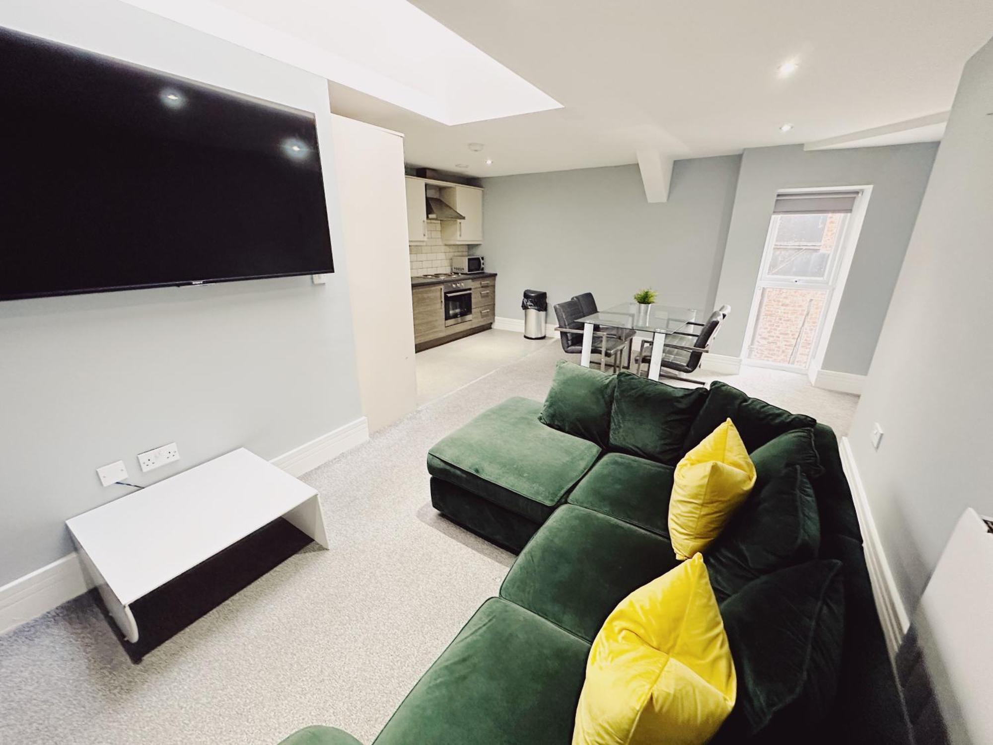Apartment 2 Bedroom In The Heart Of - Spacious - Sleeps 8