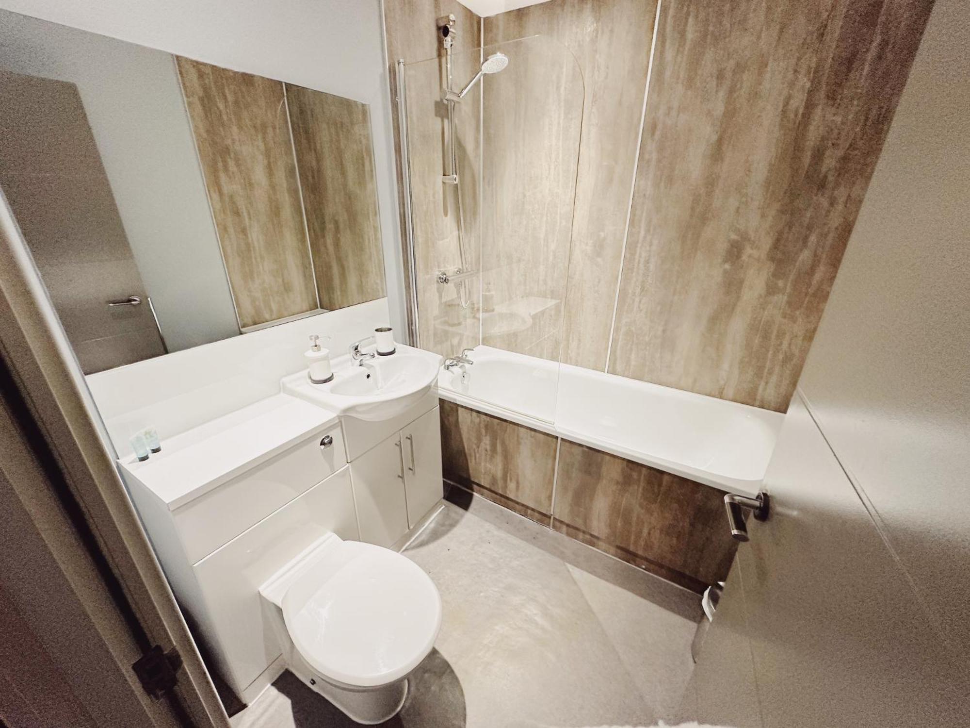 Apartment 2 Bedroom In The Heart Of - Spacious - Sleeps 8 *