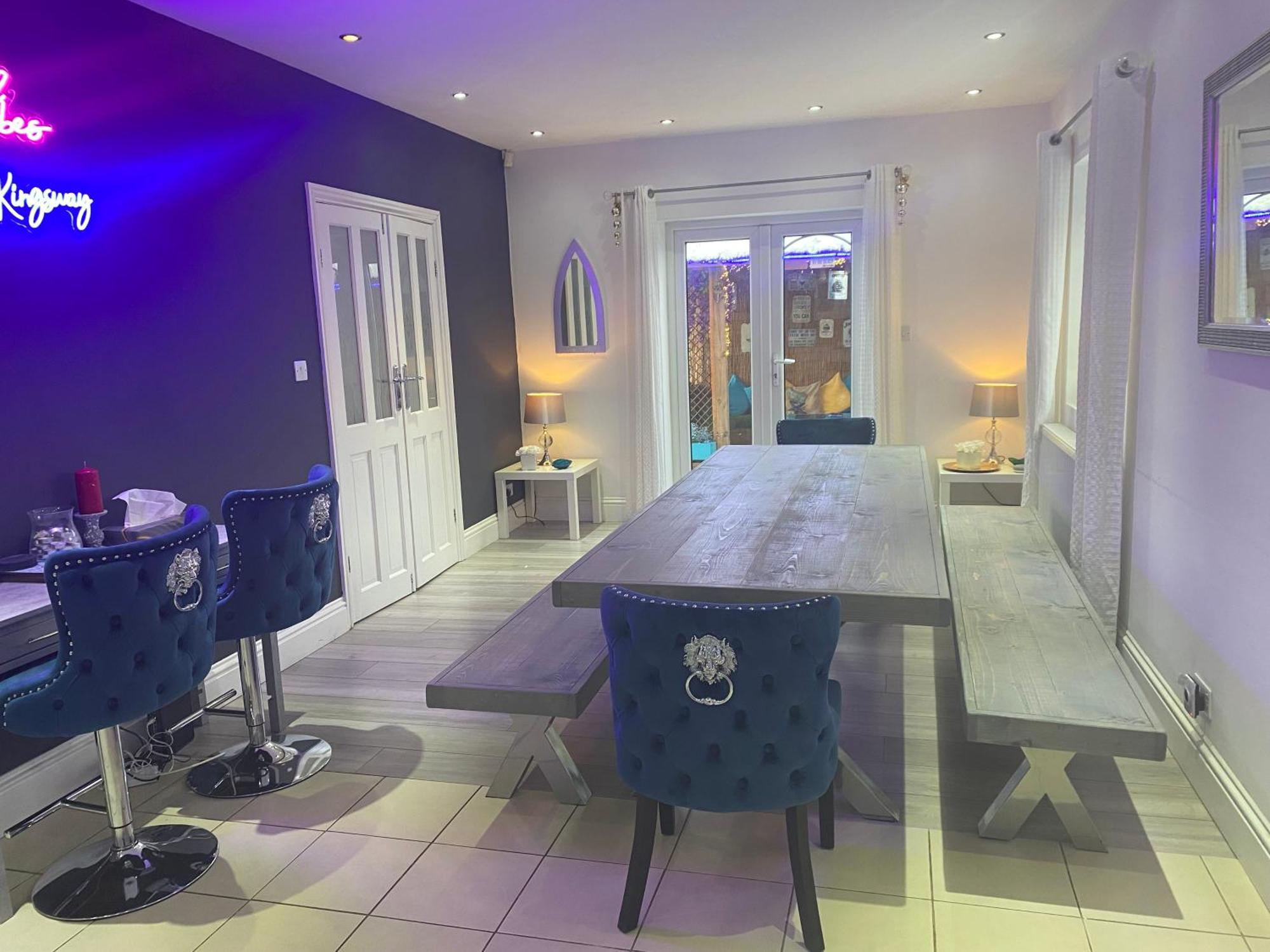 Beautifully Presented 6 Bed 5 & A Half Bath House Holiday home *