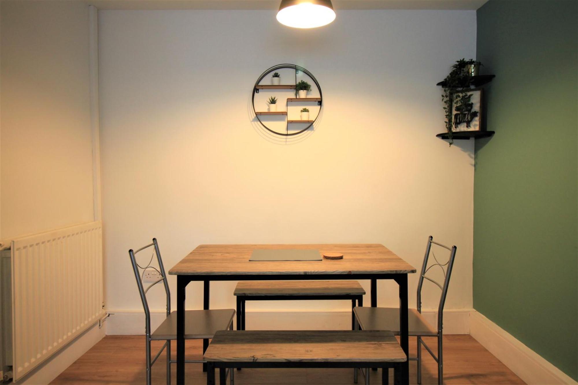 Hamilton House -3 Bed Close To Town, Drive Parking, 2 Toilets Holiday home Newcastle upon Tyne