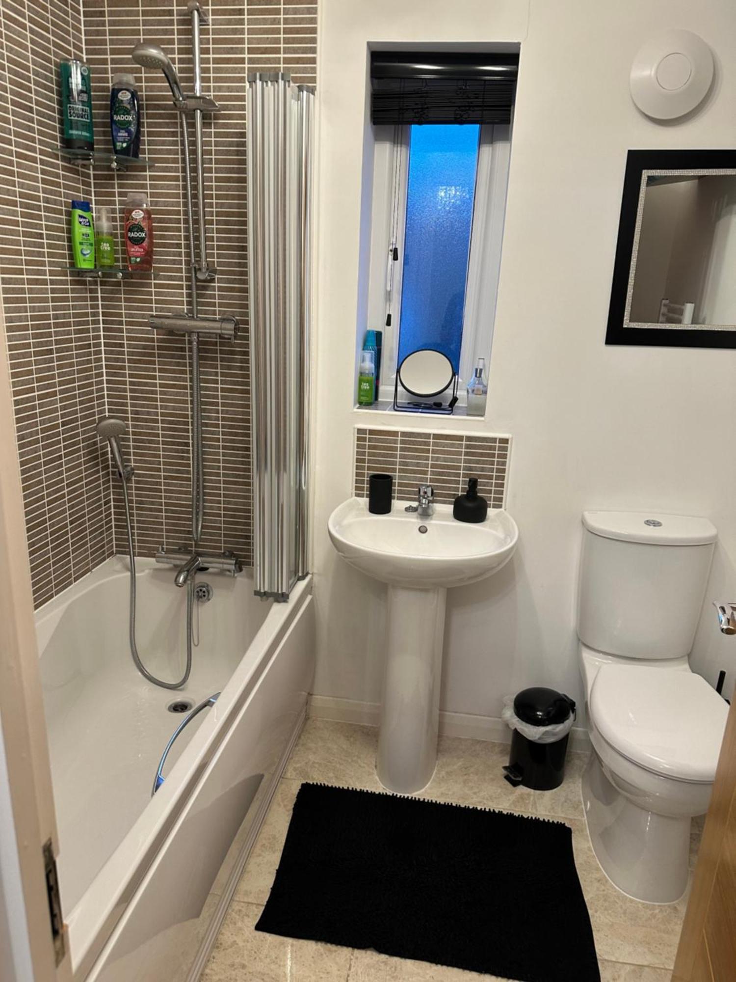 Homestay Cosy Double Bedroom In - Access To Shared Kitchen, Shared Lounge And Shared Conservatory Areas Inc Sky Tv And Netflix