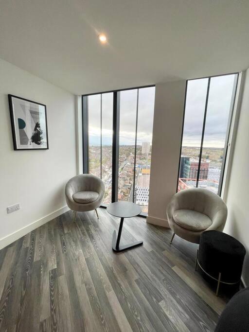 Opulent 3 -bedroom Penthouse With Stunning Views *
