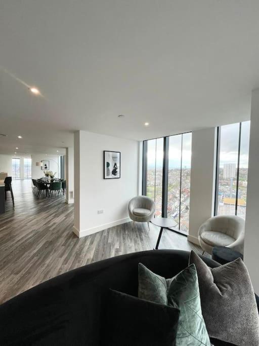 Opulent 3 -bedroom Penthouse With Stunning Views Apartment