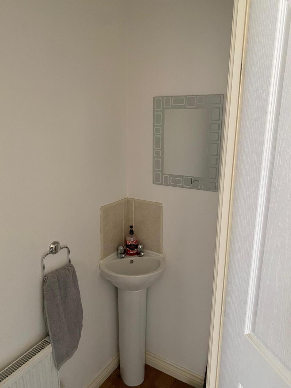 Cheerful 4 Bedroom Townhouse With Free Parking Newcastle upon Tyne