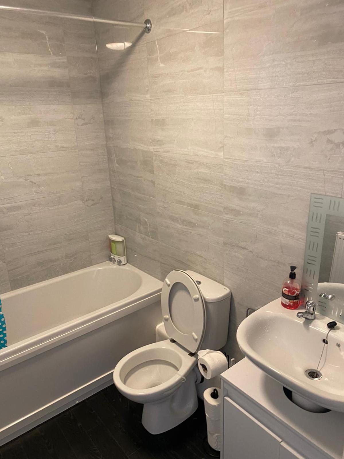 Apartment Cheerful 4 Bedroom Townhouse With Free Parking