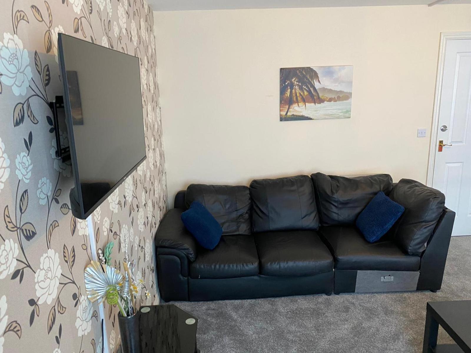 Apartment Cheerful 4 Bedroom Townhouse With Free Parking *