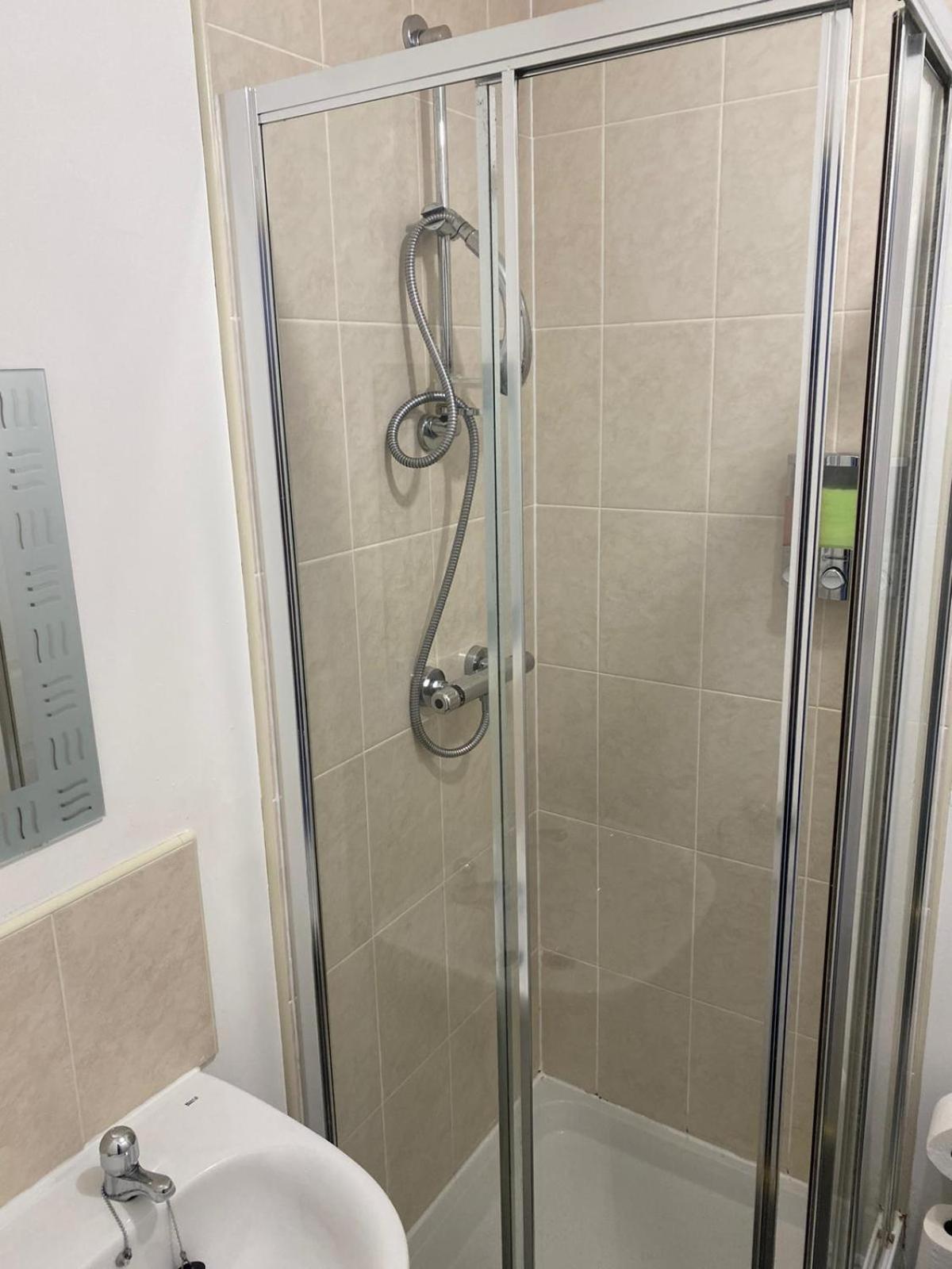 Cheerful 4 Bedroom Townhouse With Free Parking Newcastle upon Tyne