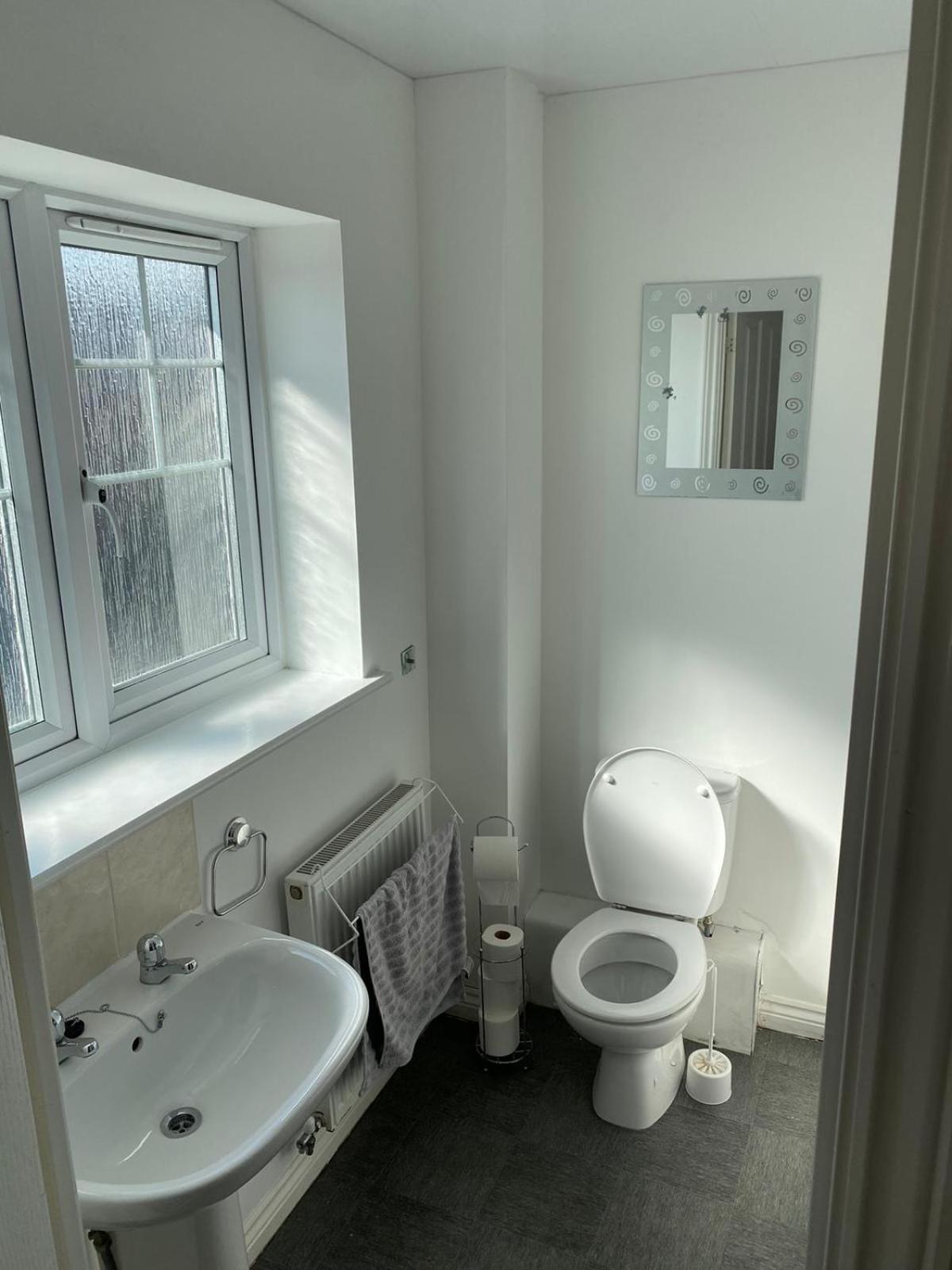 Apartment Cheerful 4 Bedroom Townhouse With Free Parking *
