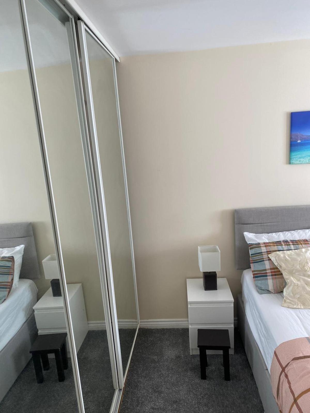 Apartment Cheerful 4 Bedroom Townhouse With Free Parking