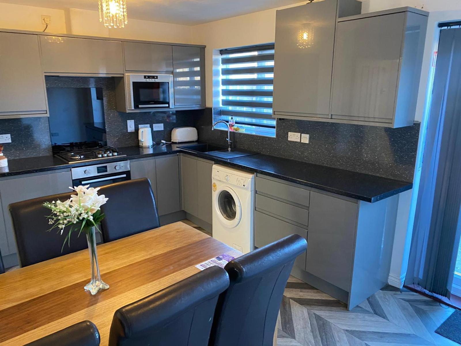 Apartment Cheerful 4 Bedroom Townhouse With Free Parking *